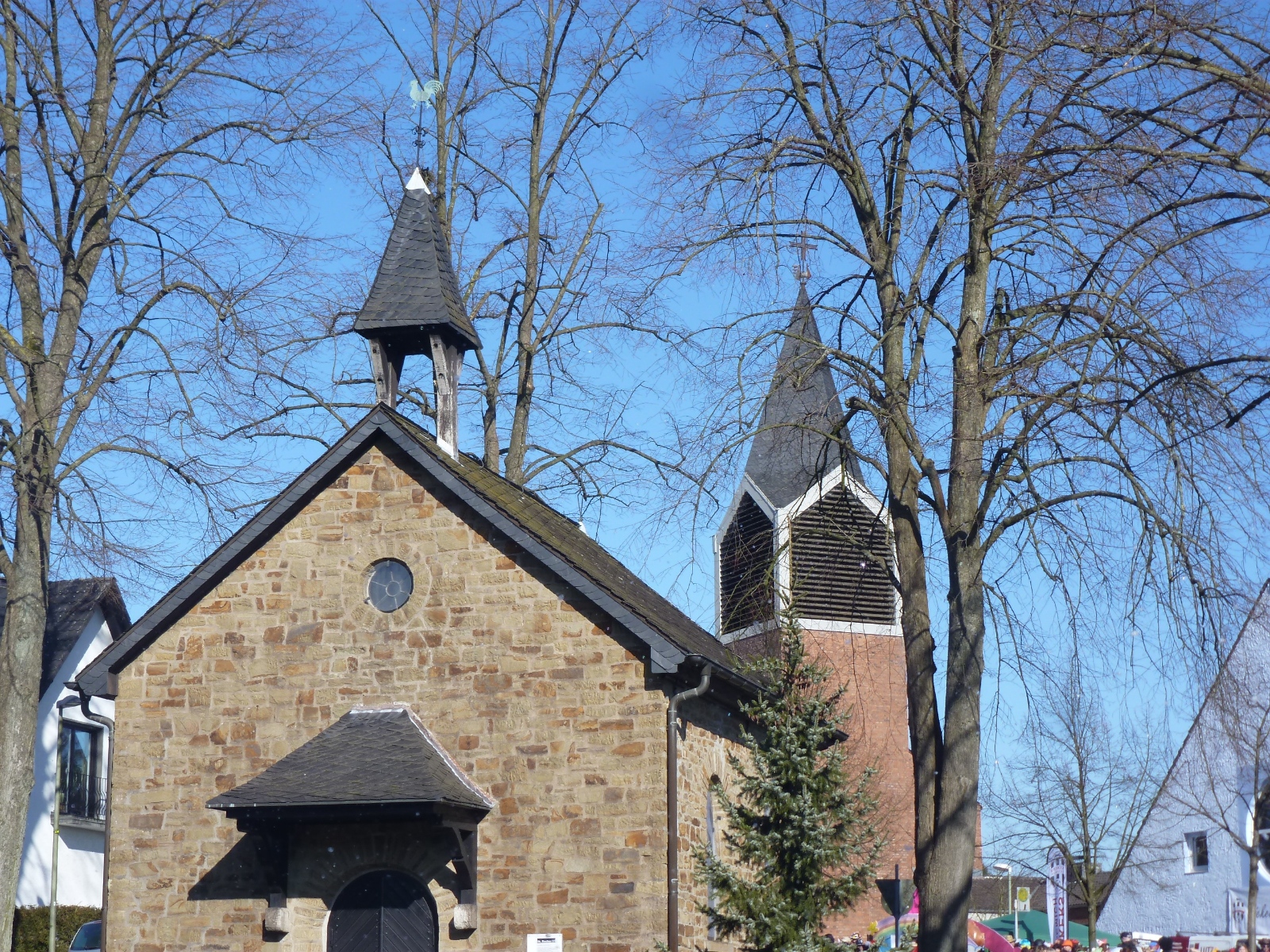 Kapelle mit Kirche (c) Angela Koß